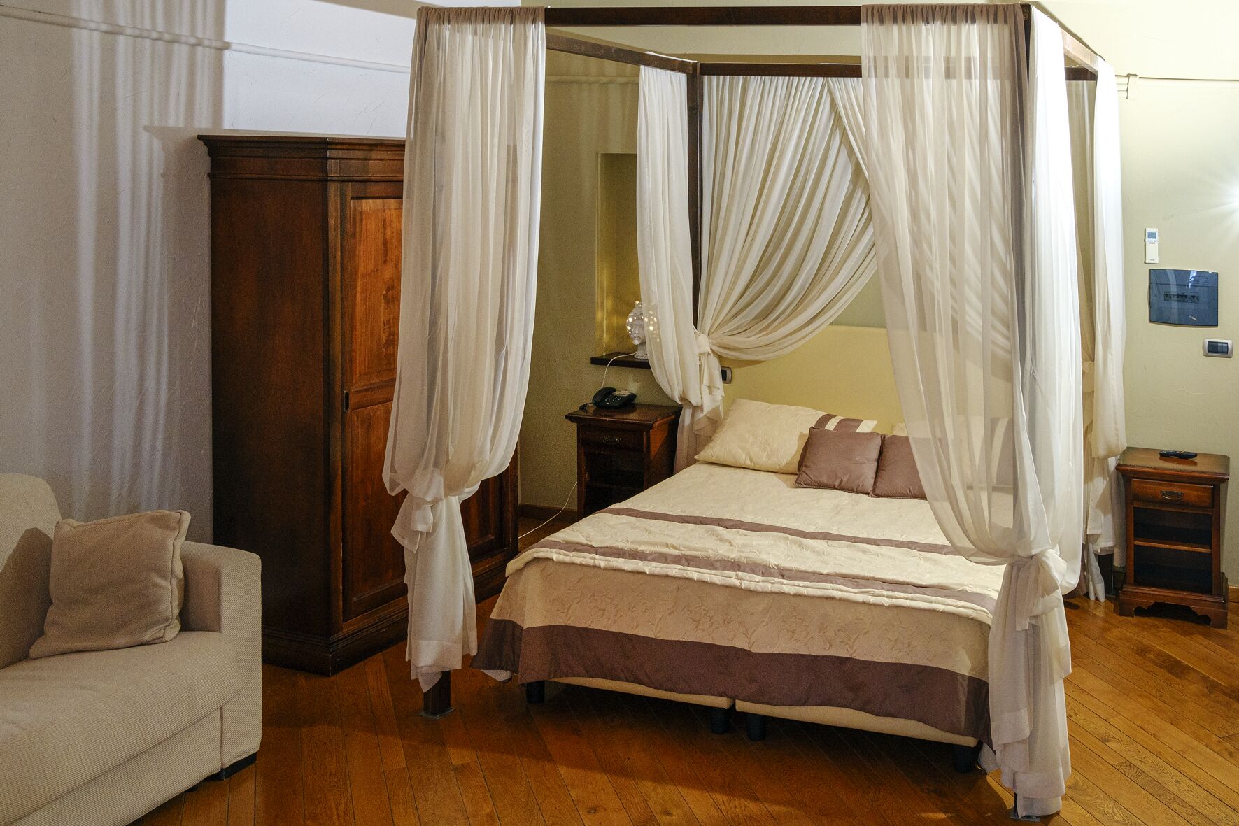 suite | minibar, in-room safe, desk, blackout curtains