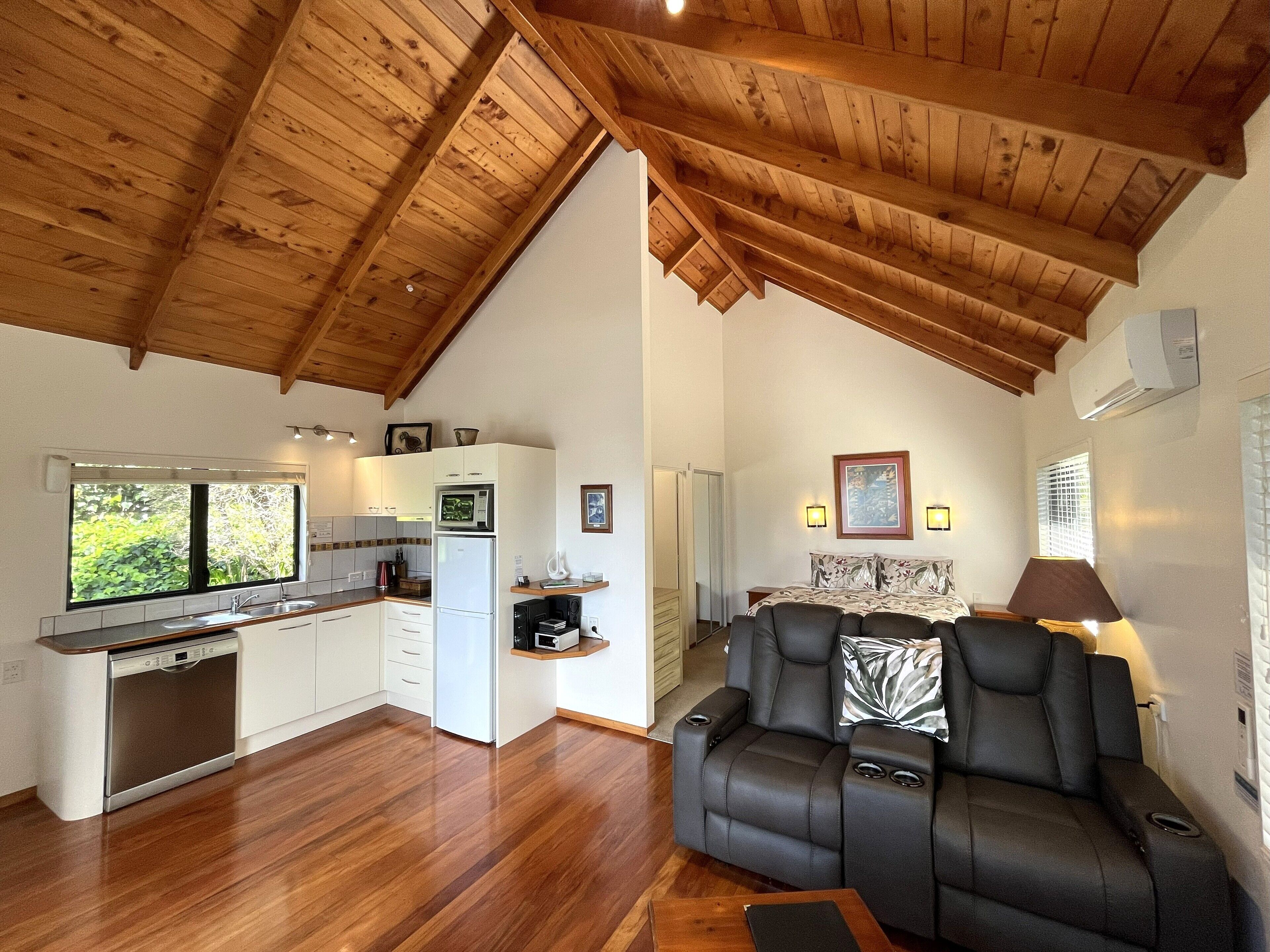 Treetops - King Studio with Spa Bath | Living area