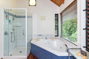 Indoor spa tub - Abri Apartments (Paihia)