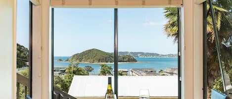 Studio Deluxe, 1 trĂšs grand lit, baignoire Ă  jets | Restauration dans la chambre