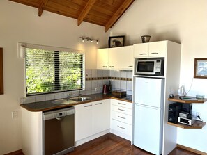 Estúdio luxo, 1 cama King, banheira de hidromassagem | Cozinha americana privada | Geladeira, micro-ondas, cooktop, cafeteira/chaleira