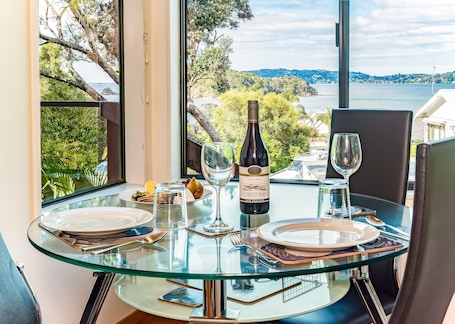 Estúdio luxo, 1 cama King, banheira de hidromassagem | Opções para refeição no quarto. Abri Apartments