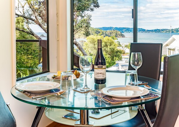 The Palms- King Studio with Spa Bath | In-room dining - Abri Apartments (Paihia)