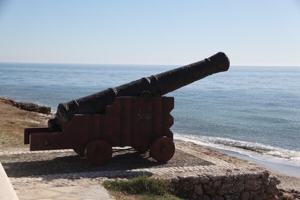 A cannon on a stone platform by the sea. - Apartamentos Euromar Playa (Torrox)