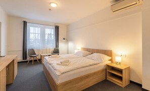 Minibar, caja de seguridad en la habitación y escritorio 