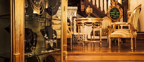 Coin salon dans le hall