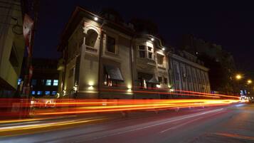 Fachada de la propiedad por la tarde o noche