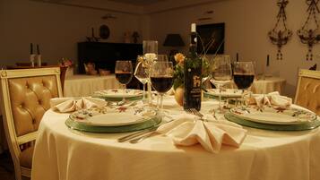 Desayuno buffet diario (RON 80 por persona)