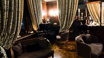 2 Bars/Lounges