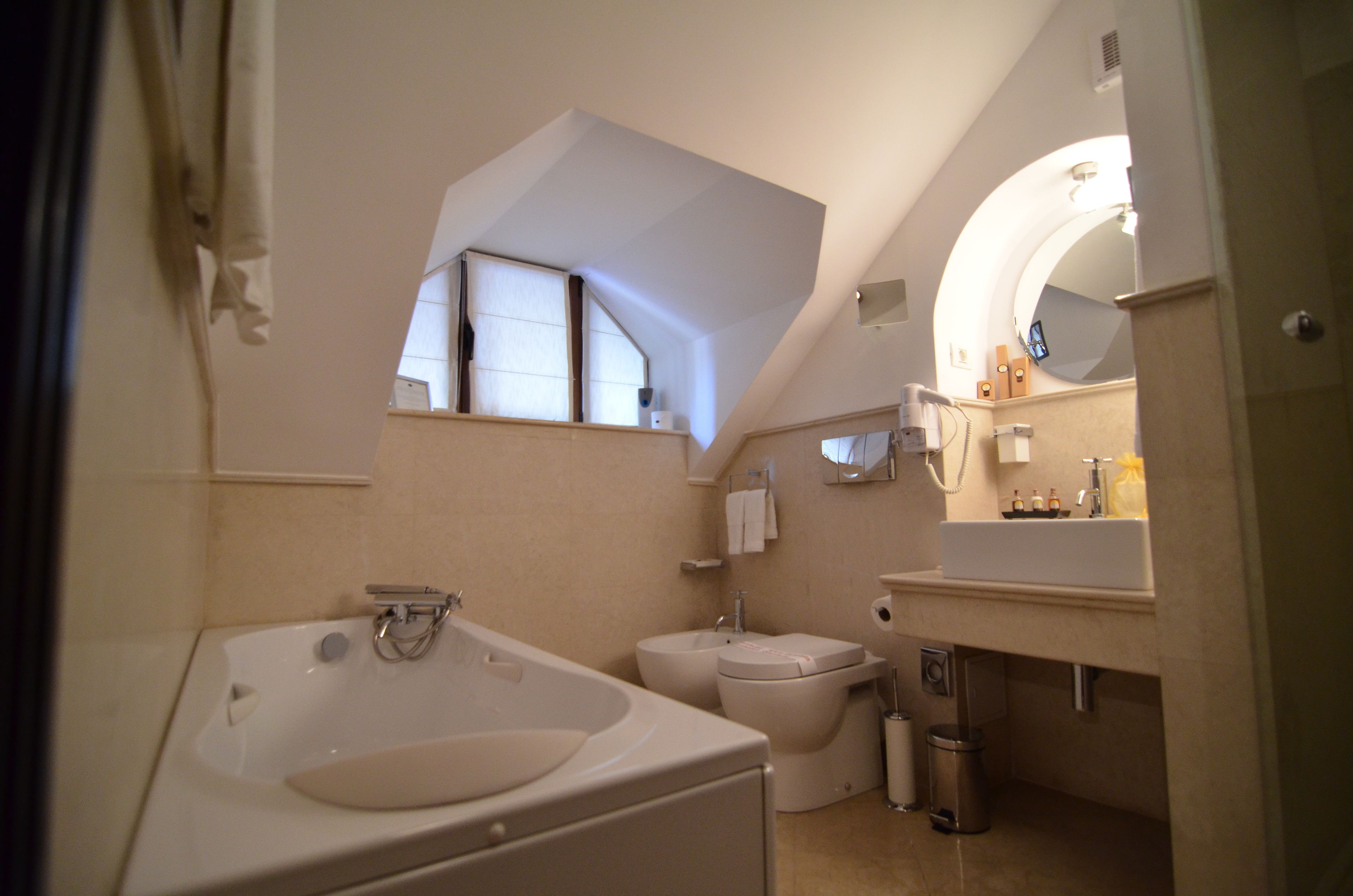 Un baño con bañera, inodoro y lavabo.