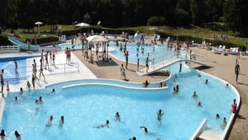 Piscine extérieure, parasols de plage, chaises longues