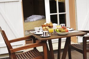 Panoramic Double Room, Terrace | Individually decorated, desk, free WiFi - Demeure de Flore (Lacabarede)