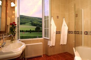 Suite | Bathroom | Combined shower/tub, hair dryer, bathrobes, towels - Demeure de Flore (Lacabarede)