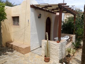 Studio, Garden View, Garden Area | Seterika/papan seterika, Wi-fi percuma 