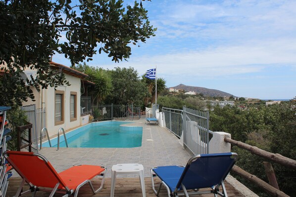 Kolam renang terbuka, kolam infiniti, payung kolam, kerusi lepak pantai 