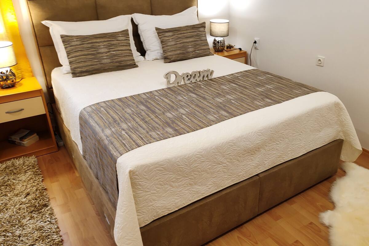 Studio, Kitchen | Premium bedding, desk, blackout drapes, iron/ironing board (on request)