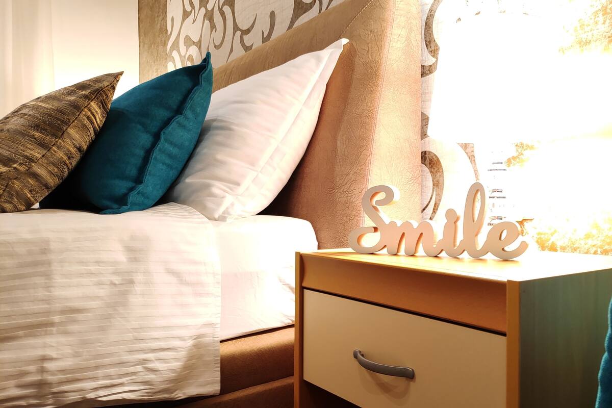 Studio | Premium bedding, desk, blackout drapes, iron/ironing board (on request)