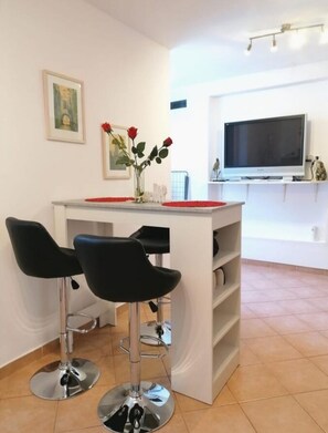 Standard-Apartment, 2 Schlafzimmer, Küche | Wohnbereich | Flachbildfernseher