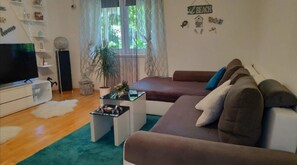 Standard-Apartment, 2 Schlafzimmer, Terrasse, Gartenblick | Wohnbereich | Flachbildfernseher