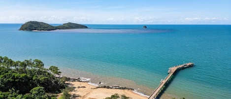 En la playa y playa de arena blanca