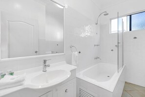Apartamento standard, 1 quarto, para não fumantes, vista para a montanha (No Pets) | Banheiro | Produtos de toalete grátis, secador de cabelo, toalhas de banho 