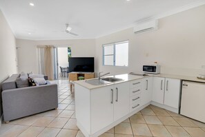 Apartamento standard, 1 quarto, para não fumantes, vista para a montanha (No Pets) | Cozinha privada | Geladeira, micro-ondas, cafeteira/chaleira, chaleira elétrica