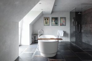 Luxury Room, 1 Queen Bed, Bathtub, Garden View | Bathroom | Free toiletries, hair dryer, slippers, towels - Werners Boutique Hotel (Fuerth)