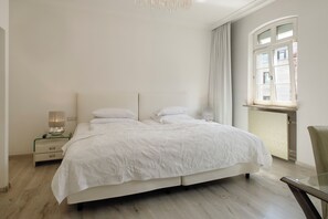 Ropa de cama de alta calidad, minibar y decoración personalizada 