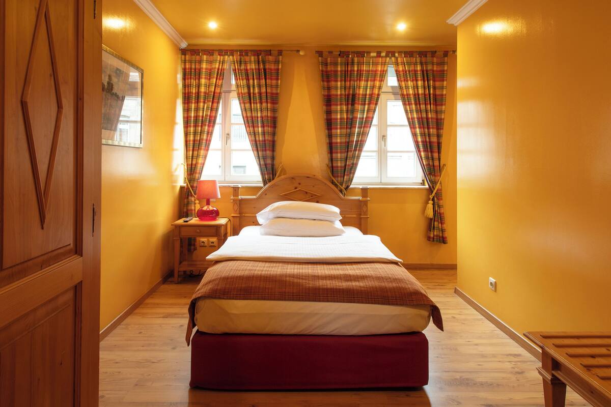 classic single room, 1 bedroom, non smoking | 1 bedroom, premium bedding, minibar, individually decorated