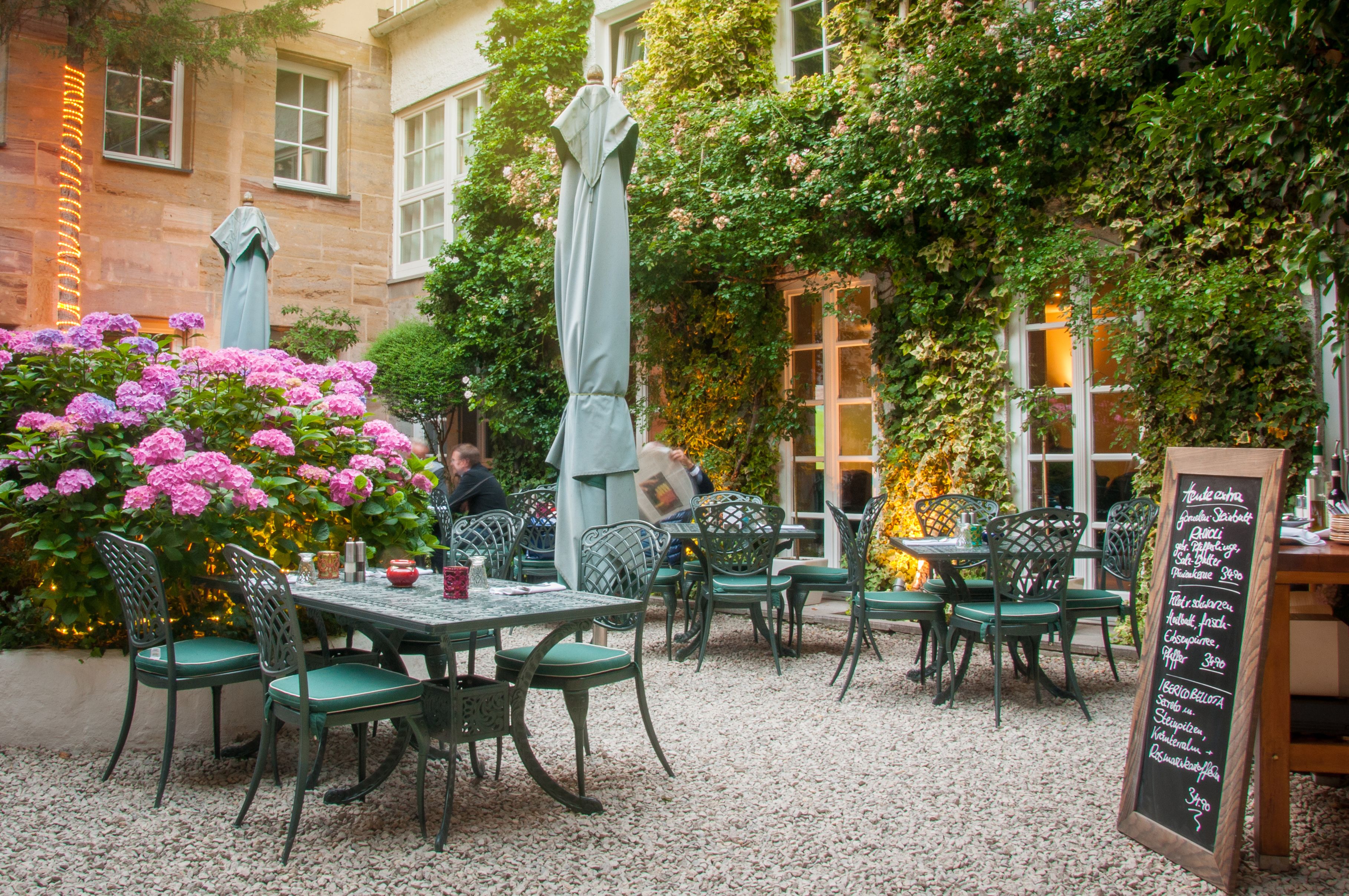 2 restaurants, dinner served, international cuisine