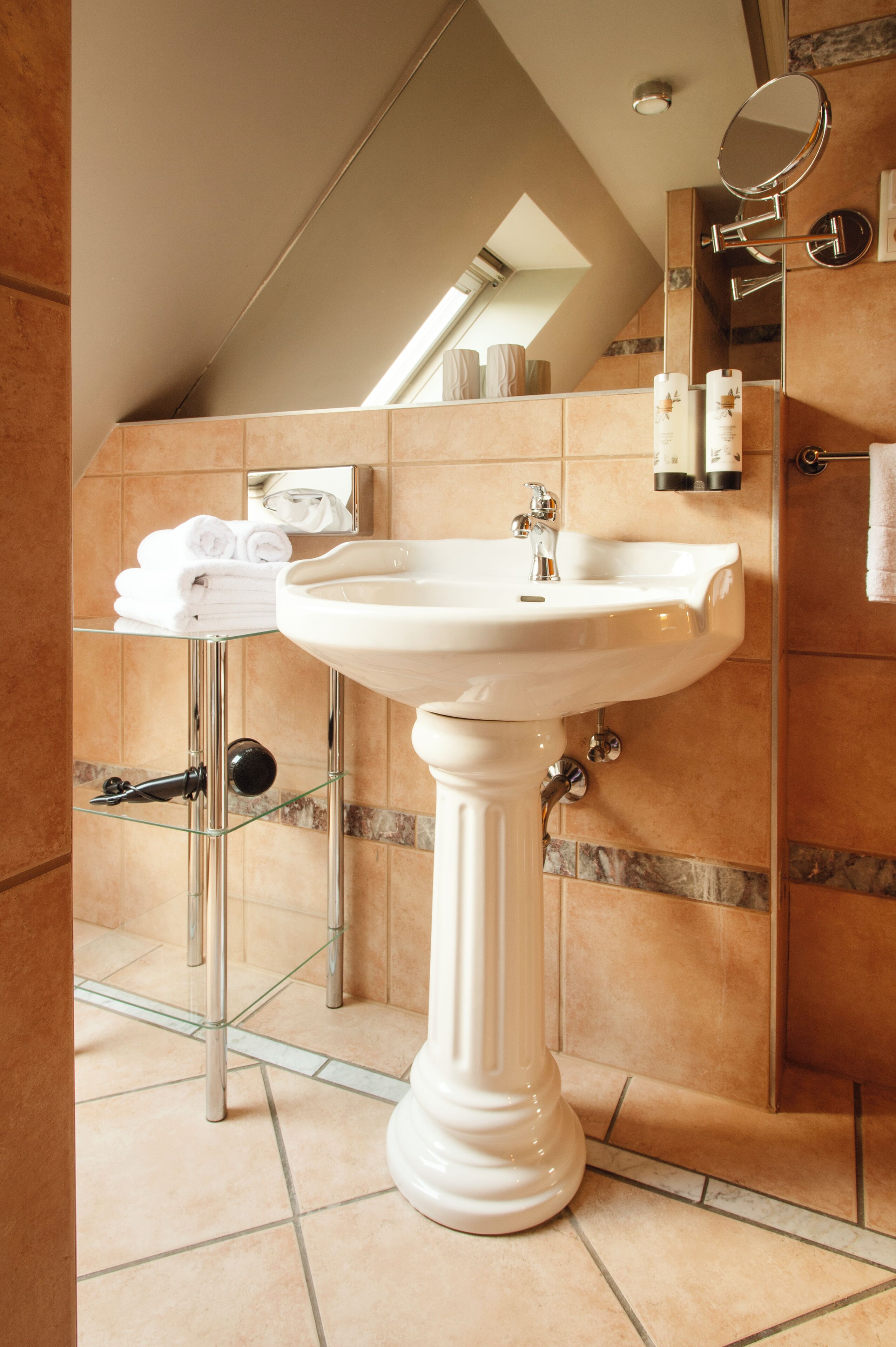 classic studio, 1 king bed, non smoking, jetted tub | bathroom | free toiletries, hair dryer, slippers, towels