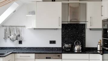 Luxury Room, 1 Queen Bed, Bathtub, Garden View | Private kitchen