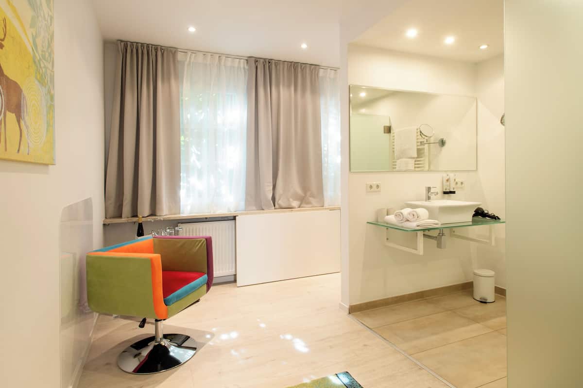 design double room, 1 bedroom, non smoking | bathroom | free toiletries, hair dryer, slippers, towels