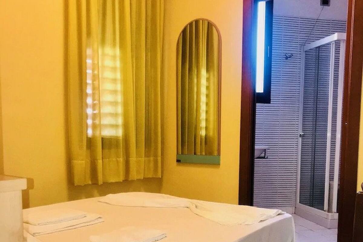 Single Room | In-room safe, desk