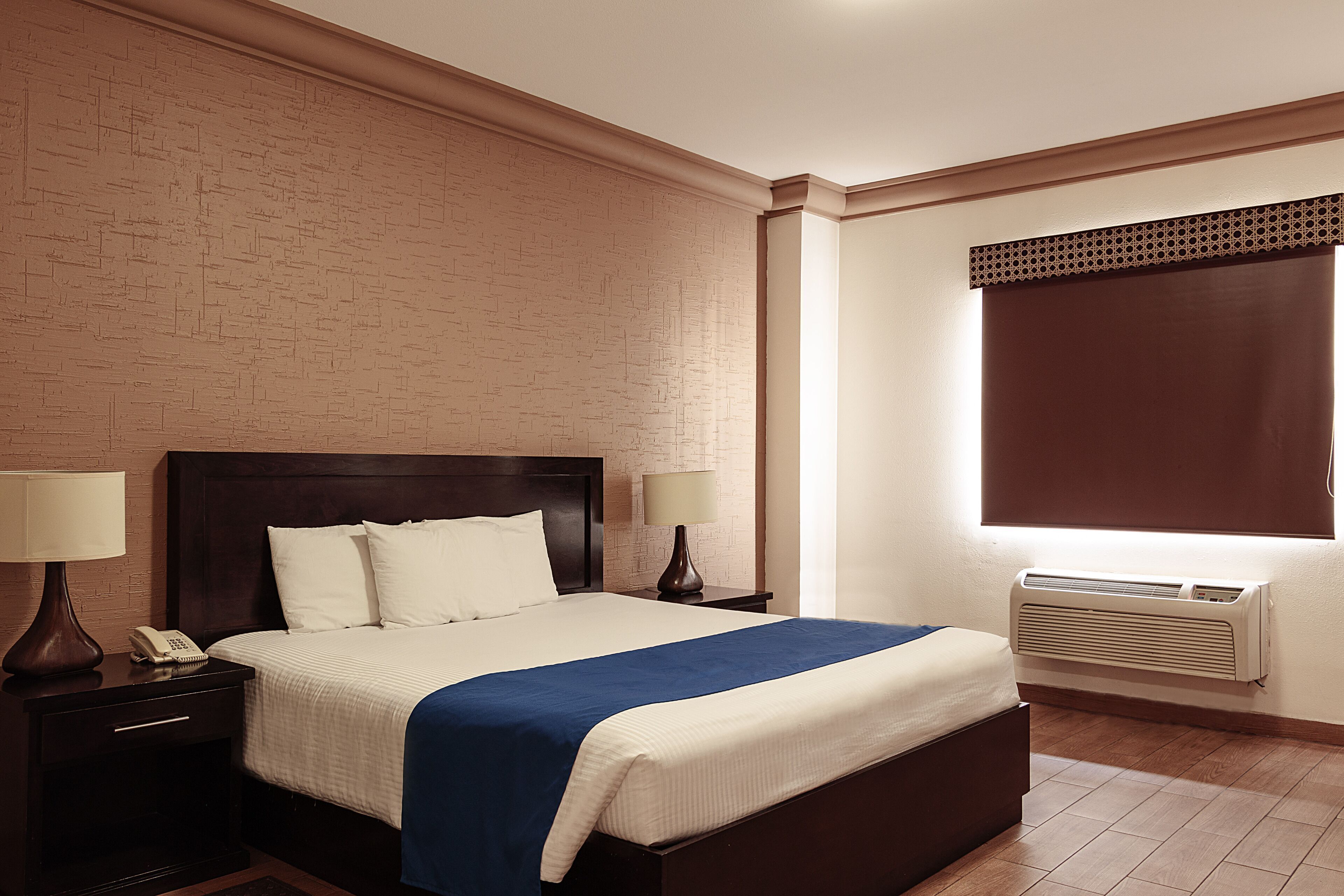 Luxe beddengoed, donzen dekbedden, een kluis op de kamer