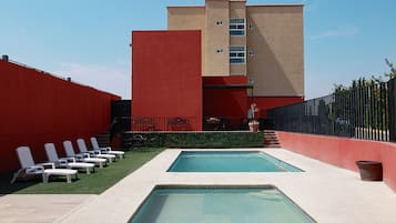 Una piscina al aire libre