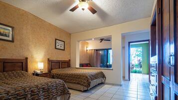 Habitación estándar, vista al jardín, frente al mar | Caja de seguridad en la habitación y tabla de planchar con plancha