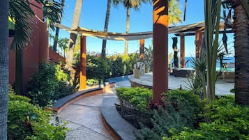 Habitación estándar, vista al jardín, frente al mar | Terraza o patio