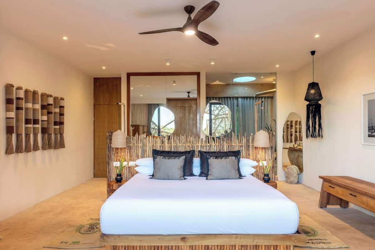 Rom (Bamboo Master Suite) | Safe på rommet, skrivebord, wi-fi (inkludert) og sengetøy