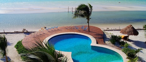 3 piscines extérieures, parasols de plage, chaises longues