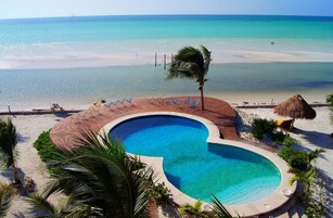 3 útilaugar, opið kl. 08:00 til kl. 20:00, sólhlífar, sólstólar