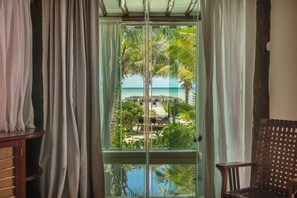 Bungalow Arena, 2 Queen Beds | Coffre-fort, bureau, accès au Wi-Fi (inclus), literie fournie