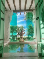 3 室外游泳池，08:00 至 20:00 开放，池畔遮阳伞，日光浴躺椅