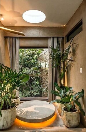 Habitación (Bamboo Master Suite) | Baño | Regadera, amenidades de baño gratuitas, secadora de cabello, toallas 