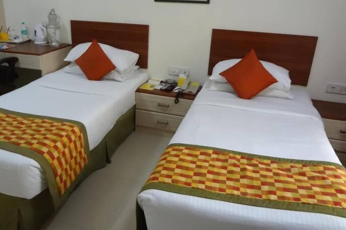 أغطية فراش متميزة وأسرّة سليكت كومفورت وخزنة داخل الغرفة