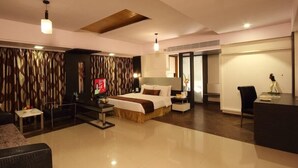 A modern hotel room with a bed, a desk, a chair, and a small table. - Keys Select by Lemon Tree Hotels, Nestor, Mumbai (Mumbai)