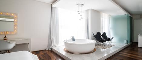 Deluxe suite | 1 slaapkamer, een kluis op de kamer, een bureau