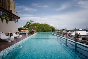 室外游泳池，池畔遮阳伞，日光浴躺椅