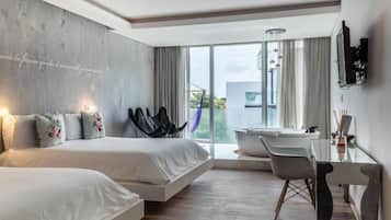 Habitación de hotel moderna con una cama grande, un escritorio y vistas al exterior.