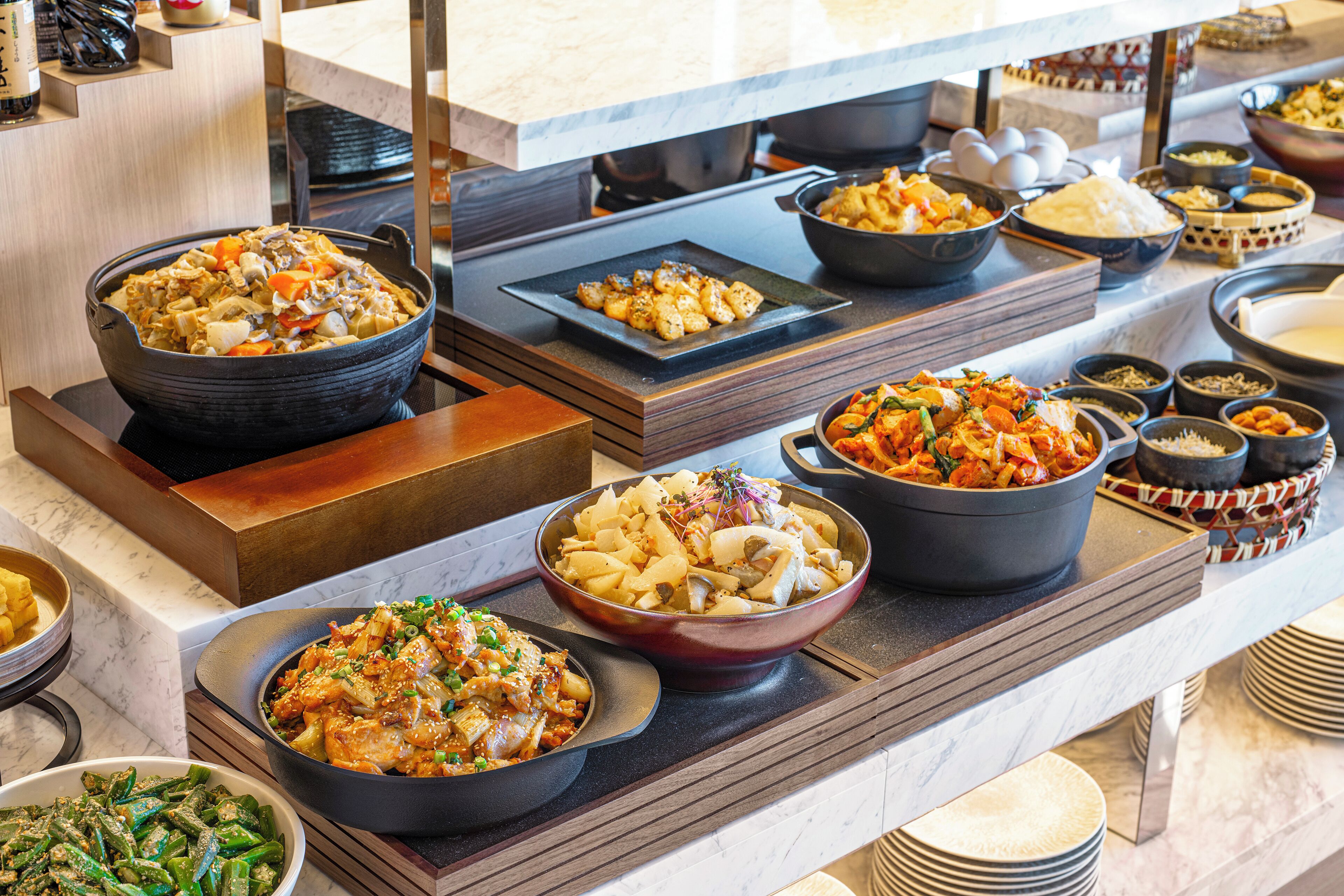 Un bufé con diversos platos y fuentes de comida.